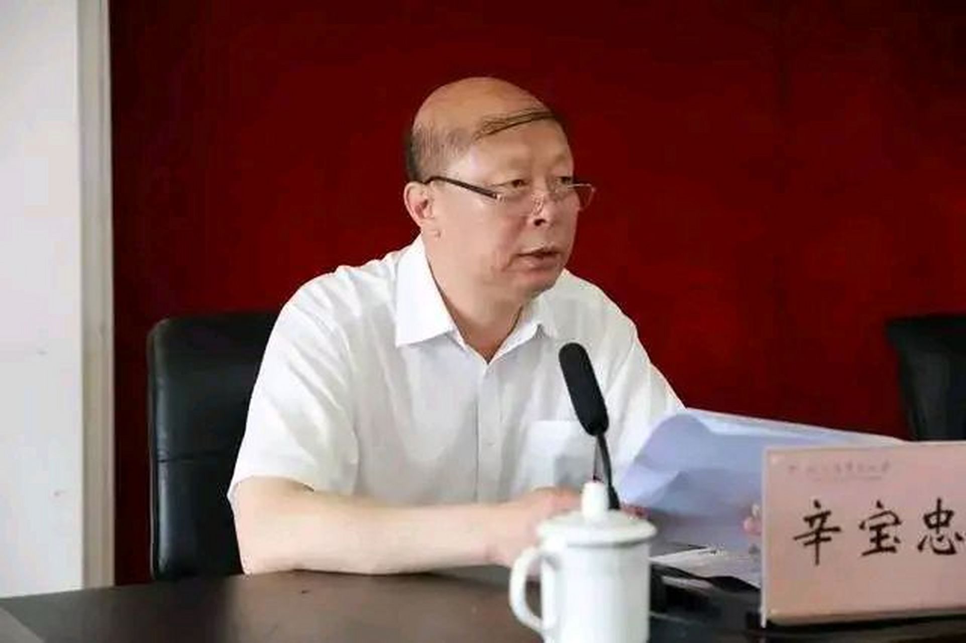 风中最后的倔强 哈师大校长辛宝忠的发型火了,被可爱的网友们称为"风