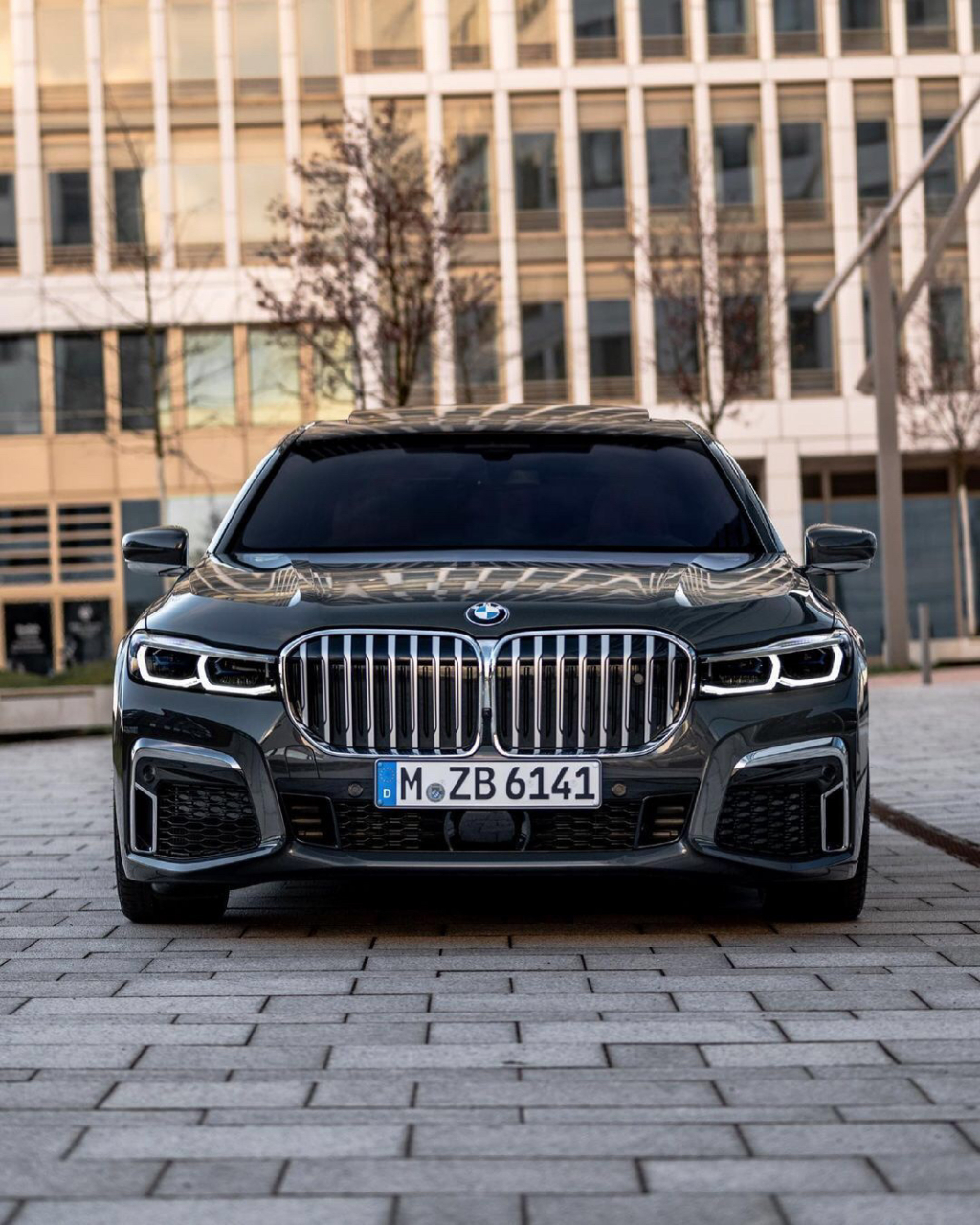 设计经典且v12引擎的一款车型,宝马m760li—v12 585匹马力,是不是你的