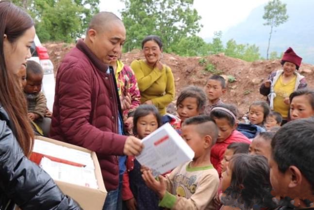3岁女孩认爸爸石像含泪拥抱,英雄张晓林爱撒大凉山让人感动
