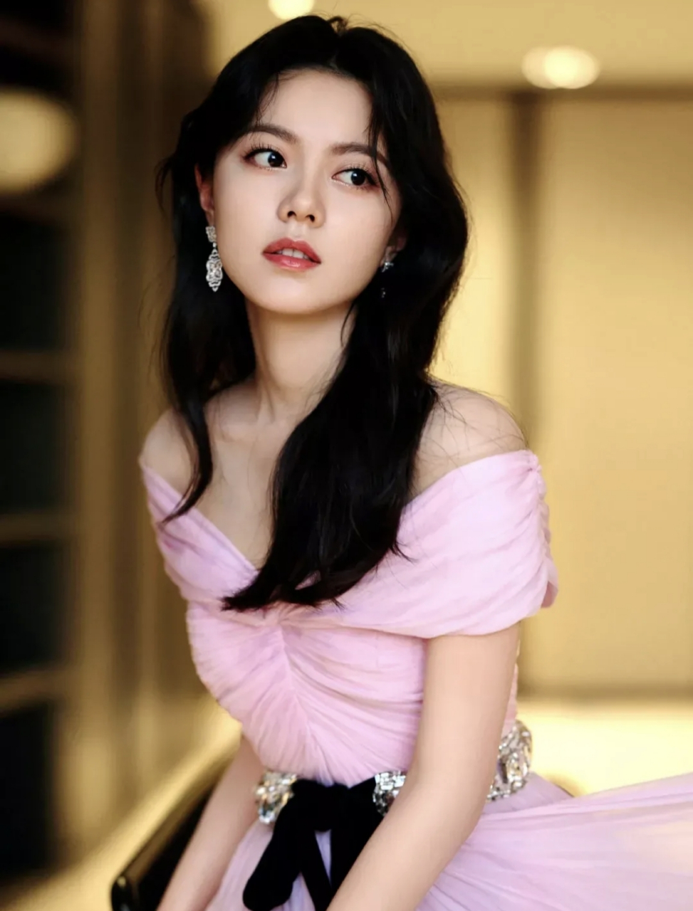 网友:赵今麦一身粉紫色的一字肩抹胸纱裙,肤白貌美大长腿抢镜,尽显