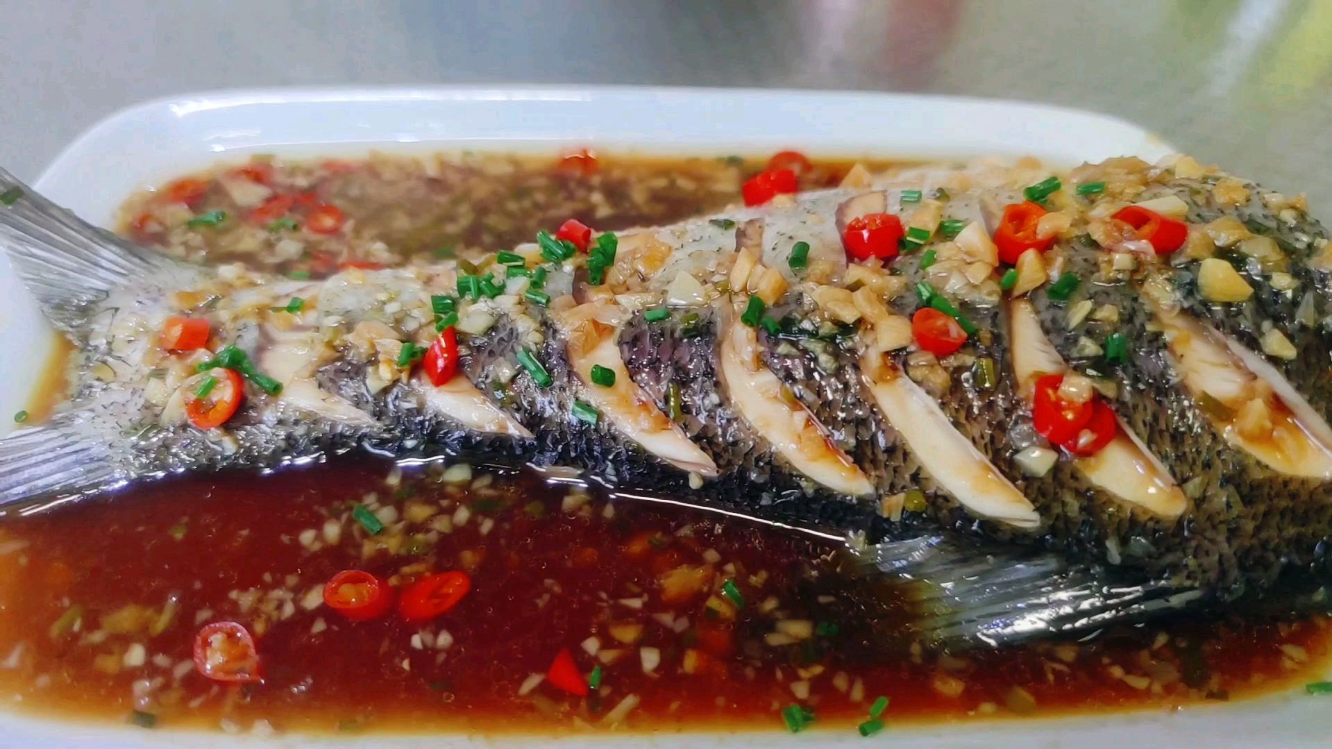 鱼尾巴我最爱这种做法,蒜香四溢香辣好吃的农家菜