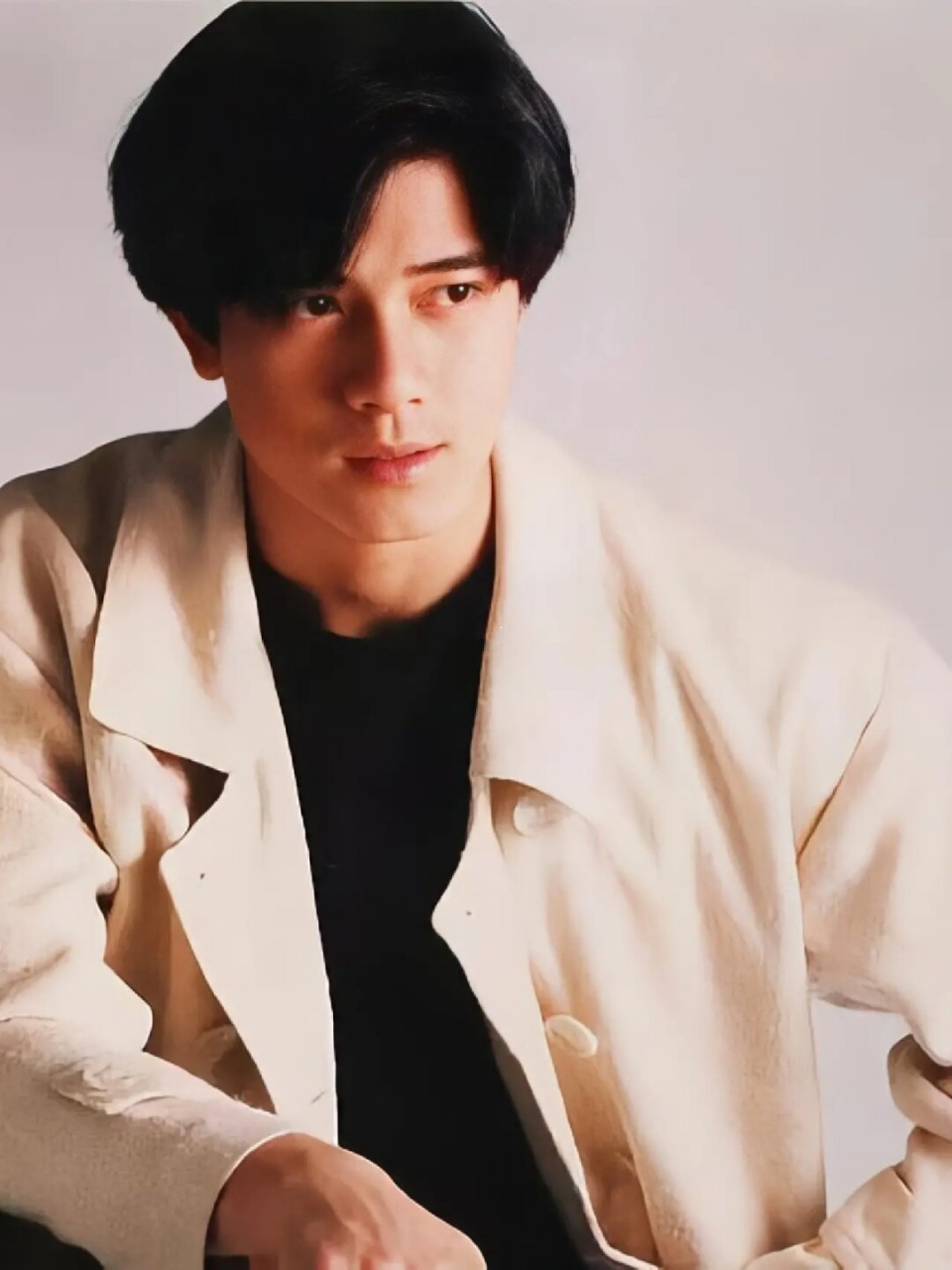 年轻时的郭富城五官长得很好看,浓眉大眼直鼻梁,肤色很白,脸上满满的