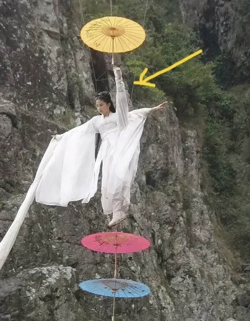 劈叉,左边是刘亦菲,右边是赵丽颖,你觉得谁的难度大?