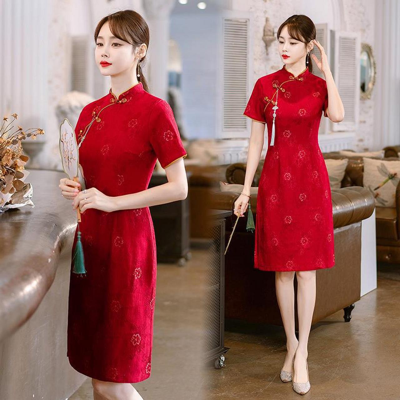 红色的蕾丝改良旗袍优雅又迷人.