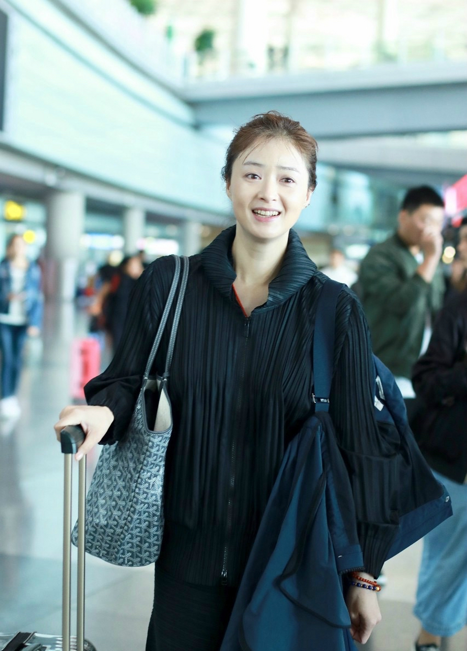 蒋欣机场素颜照,白白嫩嫩的皮肤很清透,没有一点架子,穿衣很朴素#明星