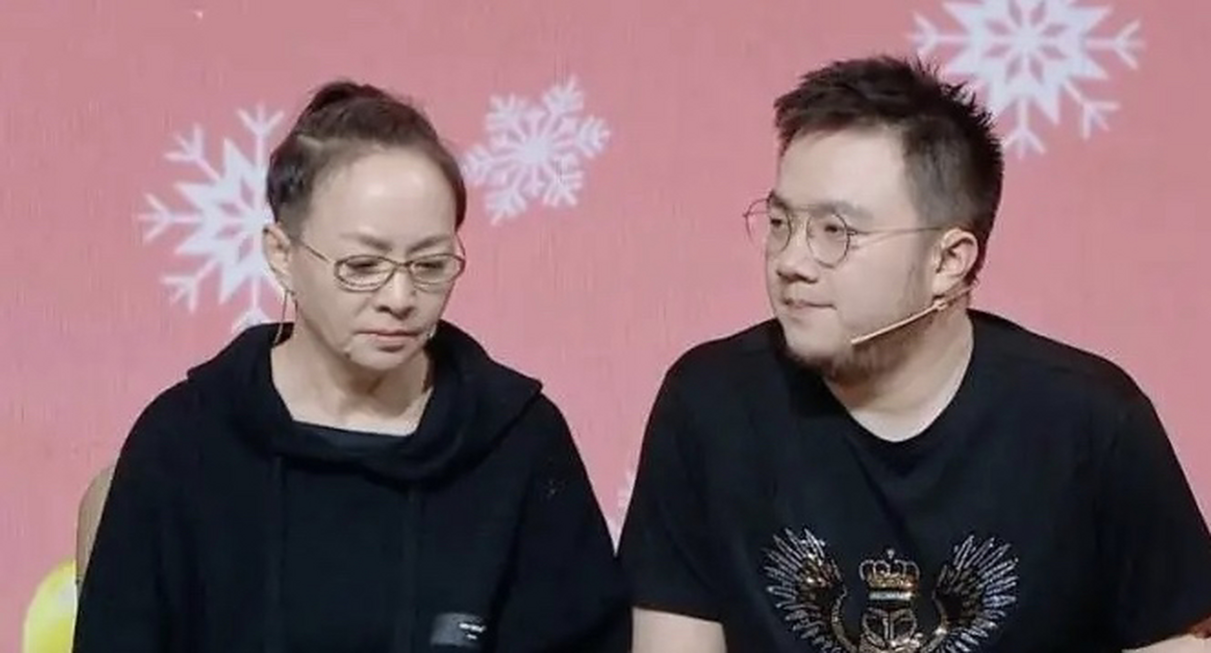 当宋丹丹在北京的亿万豪宅里享受的时候,儿子巴图和老婆孩子,却挤在