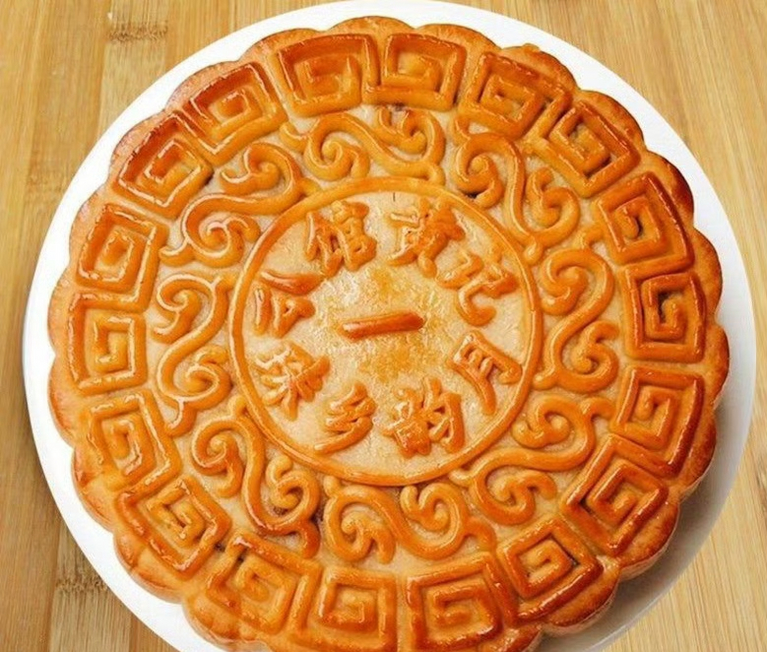 合浦大月饼,饼面棕黄或金黄略带泛红,色泽均匀,腰部