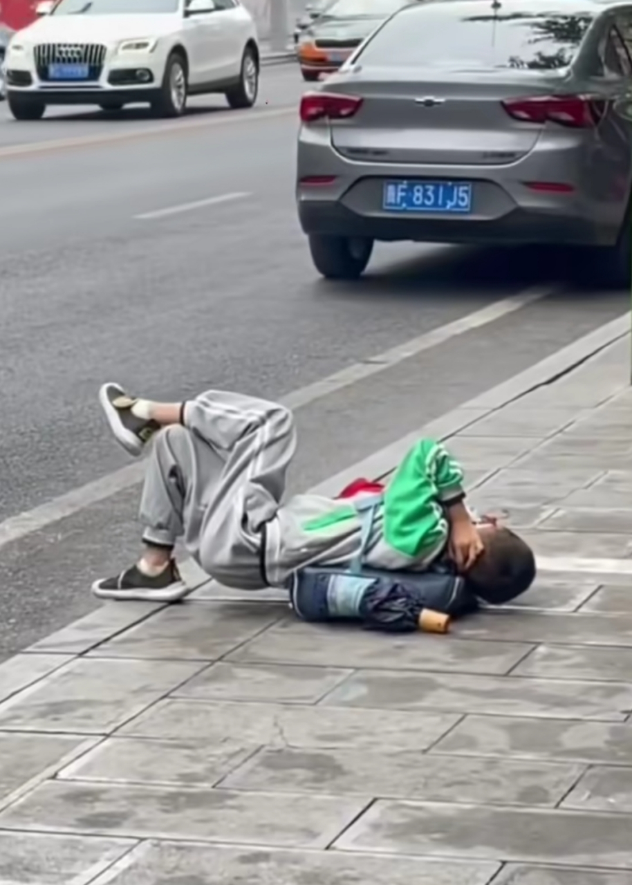 唉,小子车到了,别再练你的睡梦罗汉拳了!