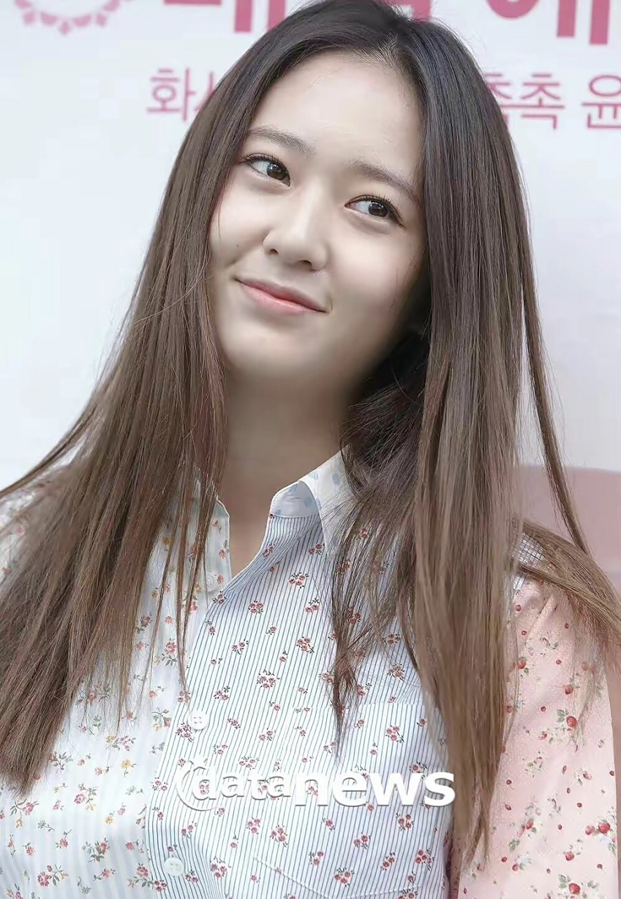 认得出这是女神郑秀晶吗?素颜生图依然看着让人感觉很舒服和自然!