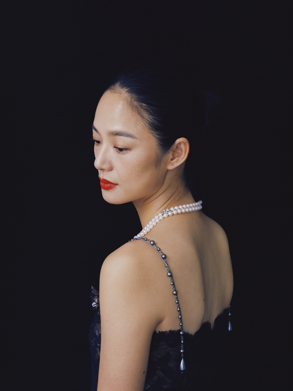 周韵人如其名,"韵"这个字太贴合她了,颇有中国古典气质,越看越有韵味.