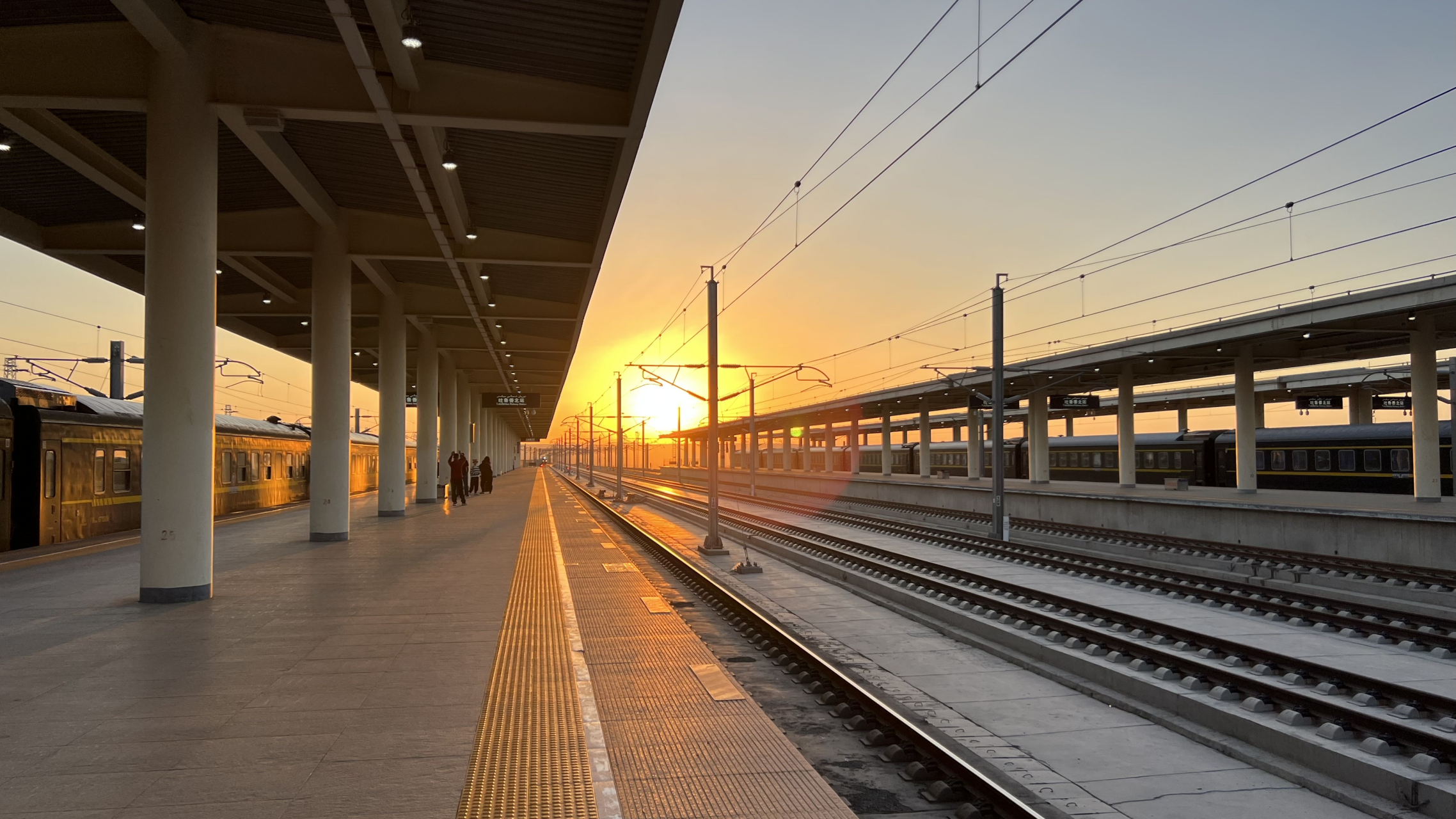 我的旅行日记# 每一段旅程都有不一样的记忆,伴着朝阳,绿皮火车在