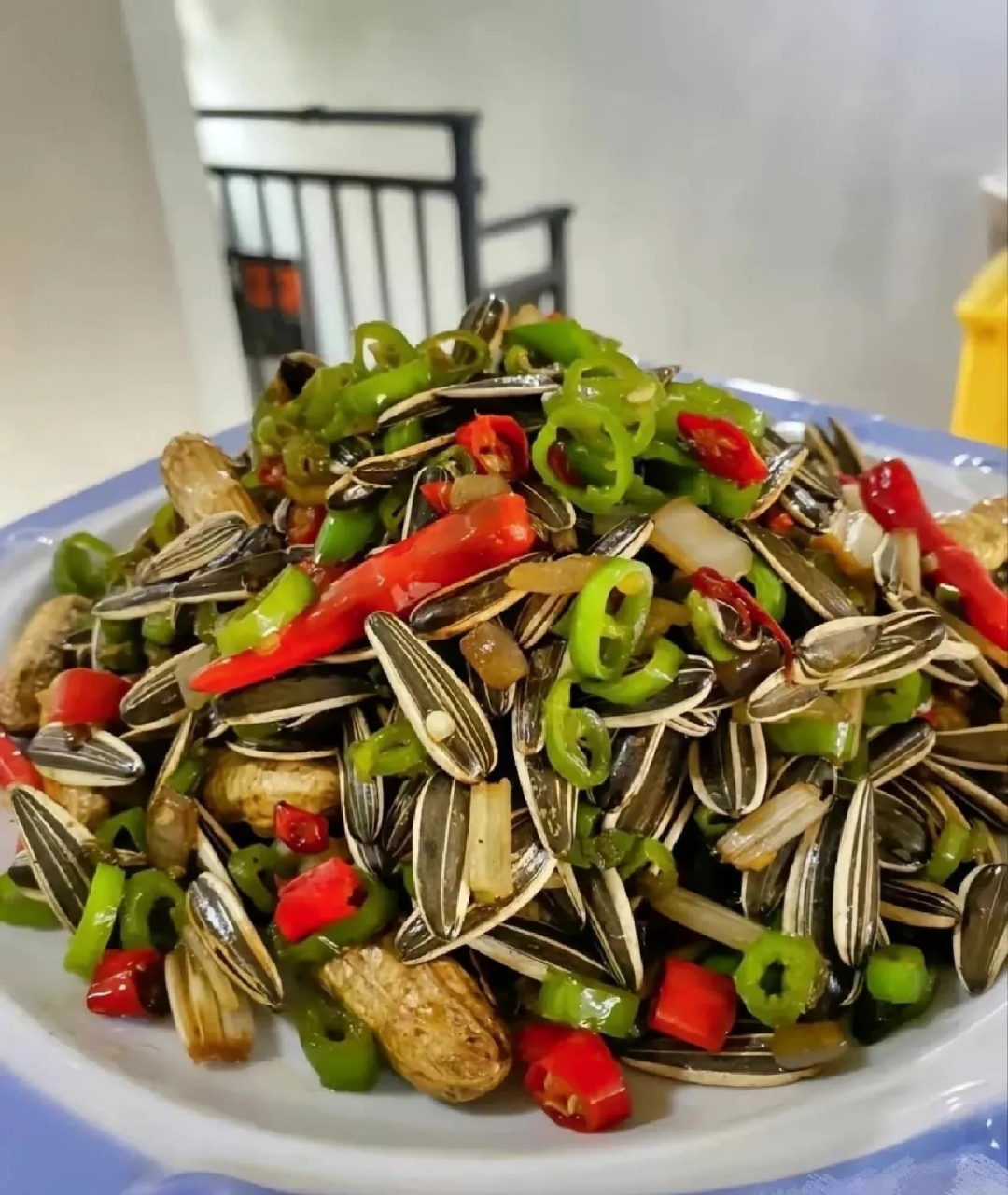 今天全是硬菜,得好好喝一杯[左捂脸]#美食# #趣图搞笑