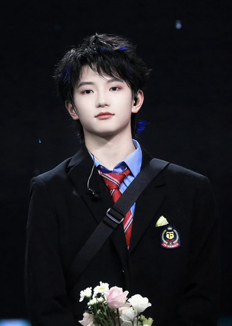 tf家族三代大连演唱会舞台饭拍,正值青春的大帅哥,也太养眼了吧!三代