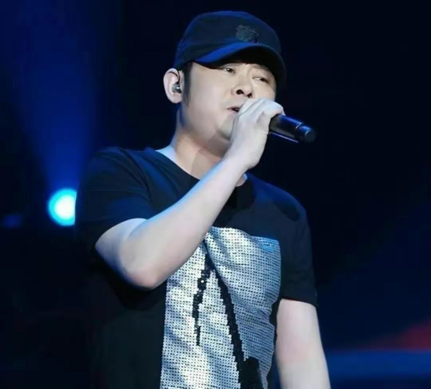 近期,刀郎的全新单曲《罗刹海市》引发了华语乐坛的热烈讨论.