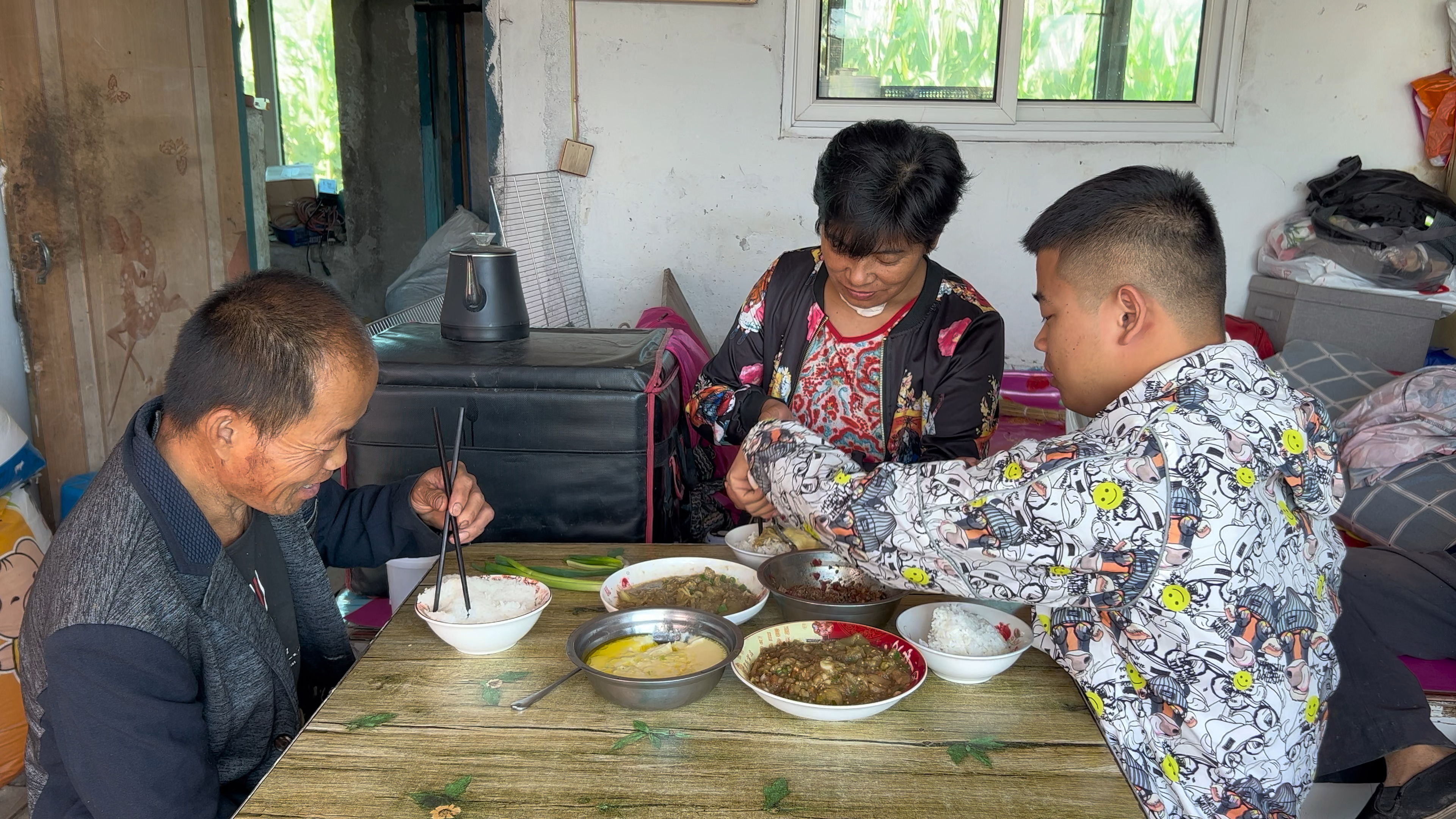 残疾父子一起做的早饭,分工明确谁都不累,忙碌的画面很是温馨