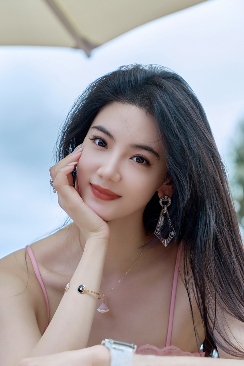 极品美女,演员韩欣芮泳装写真[鲜花]