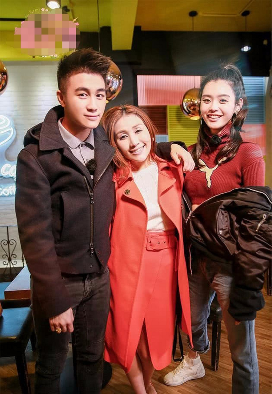 或许何超盈不想跟奚梦瑶合影吧!