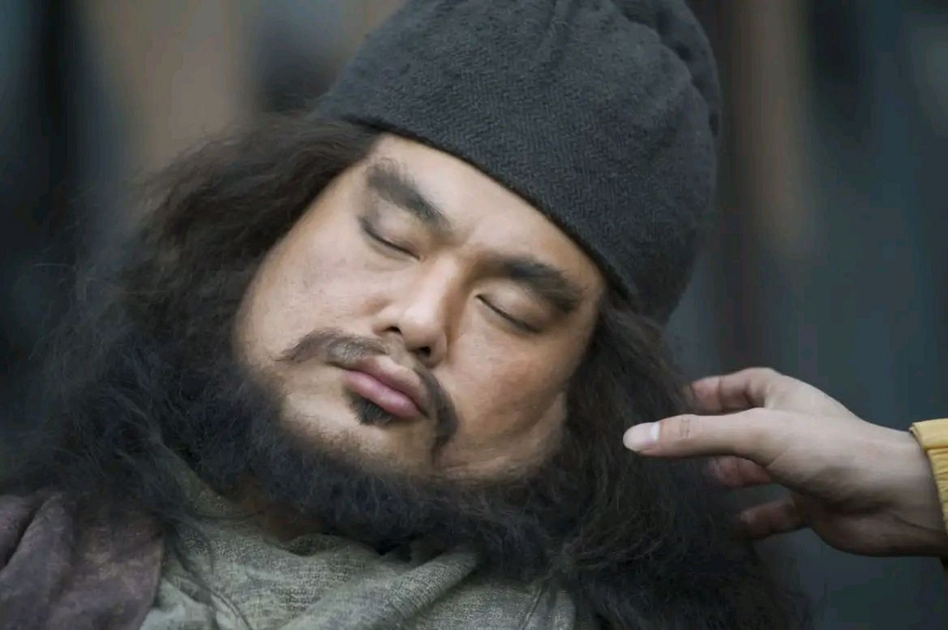 范疆,张达一刀刺死睡梦中的张飞,然后割下血淋淋的首级.