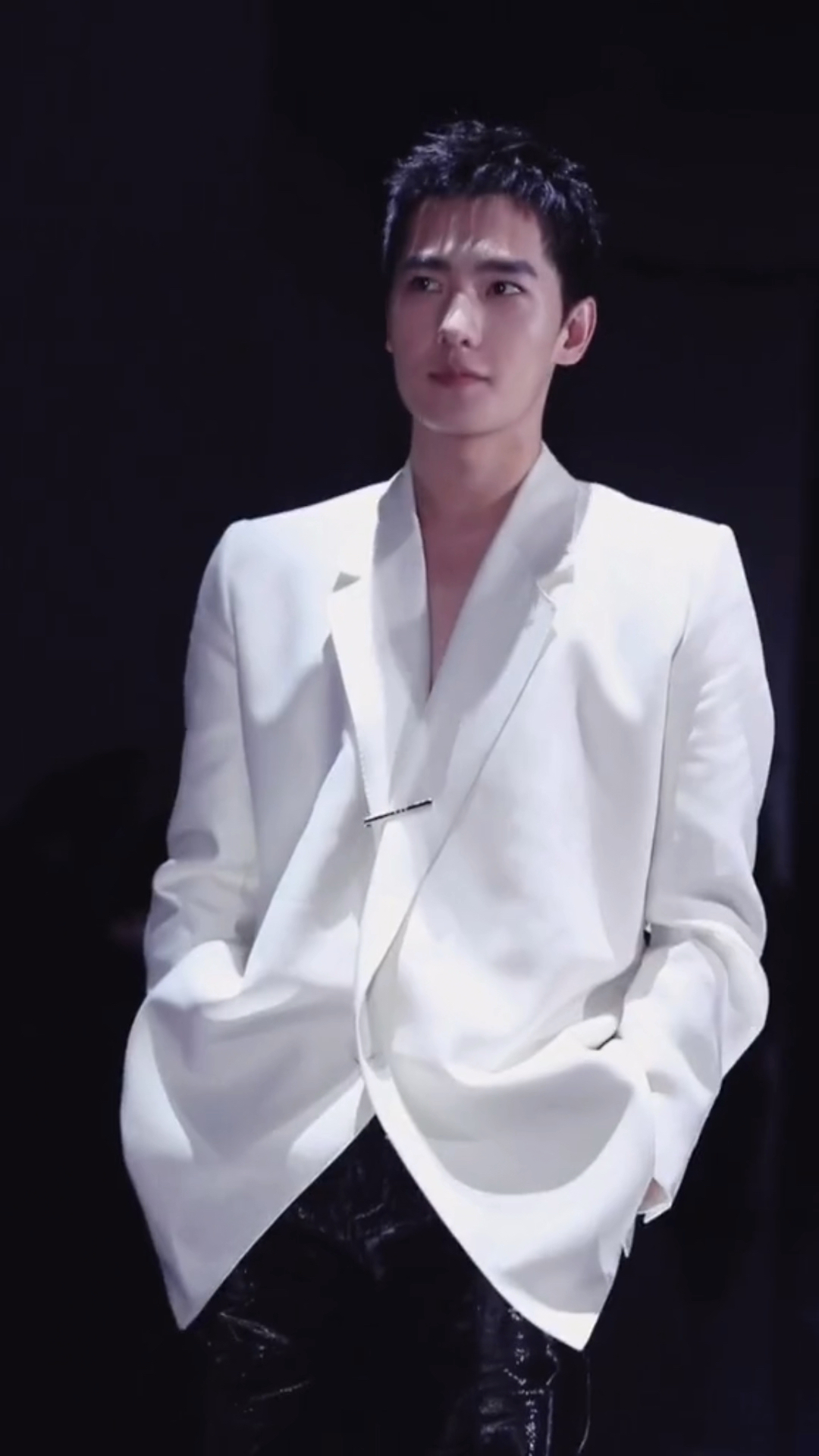 杨洋白色西装太帅了,行走的衣架子!-度小视