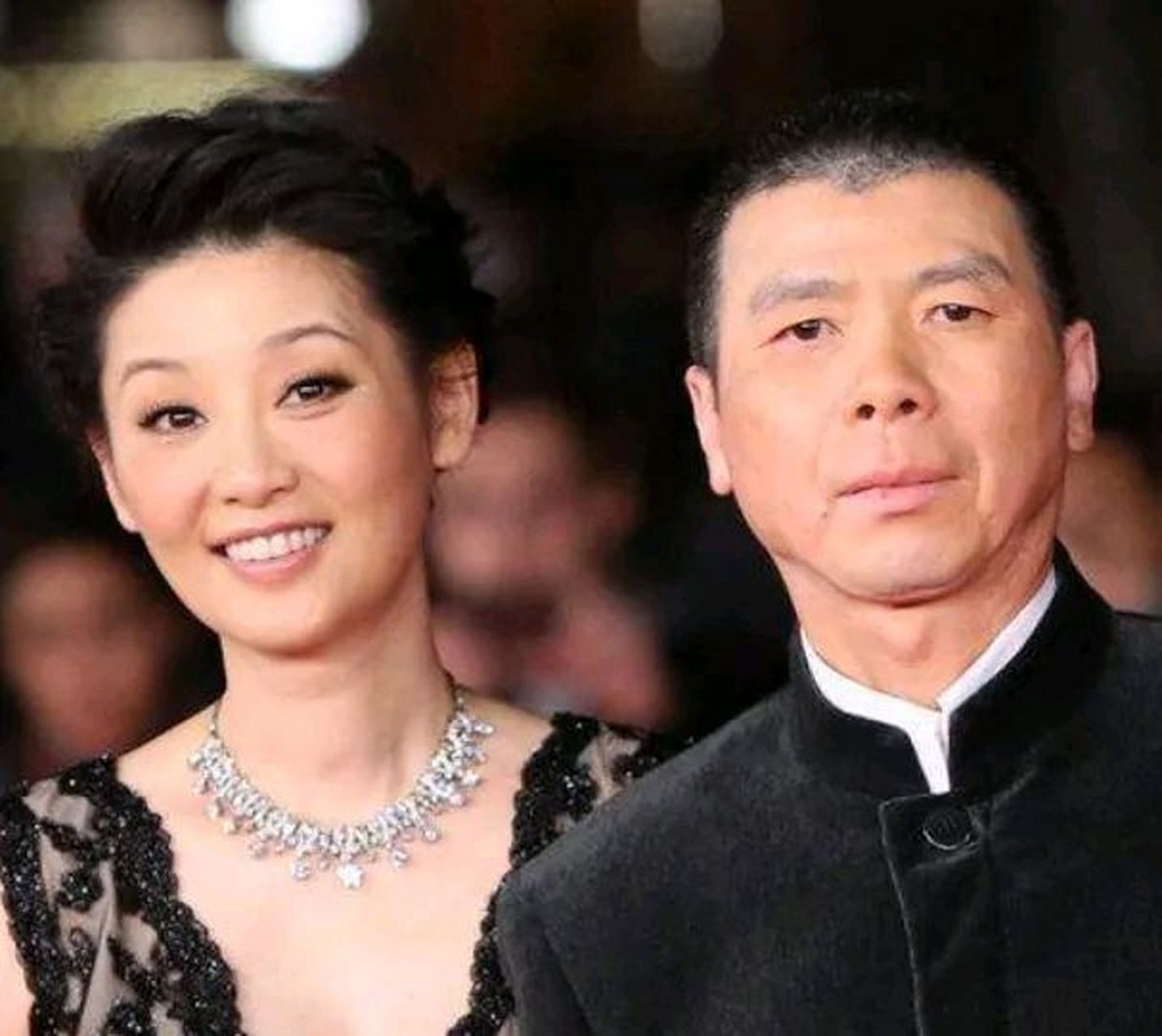 有一次,京圈大腕聚会,冯小刚带了7瓶黑茅入席,喝得正起劲时,徐帆不请