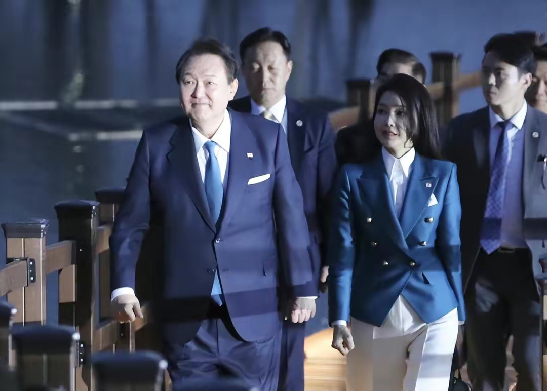 金建希跟随丈夫出席园林博览会开幕式,穿蓝色西服搭白裤清新减龄