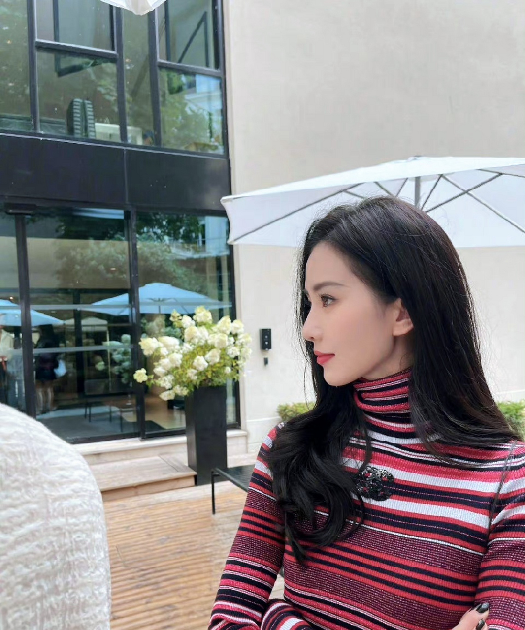 刘诗诗结婚之后真是越来越有韵味了,这气质谁看不夸 #刘诗诗黑色美甲