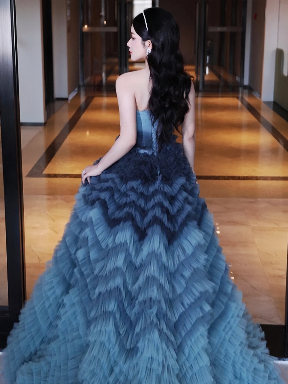 高颅顶蓬松卷发发型 搭配蓝色渐变蛋糕裙礼服 简直不要太梦幻了 这就