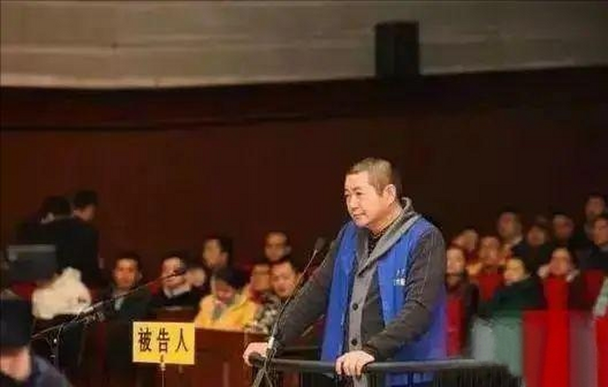 2012年,内蒙古老板张宏因欠高利贷未按时偿还,被债主装进铁笼子沉入
