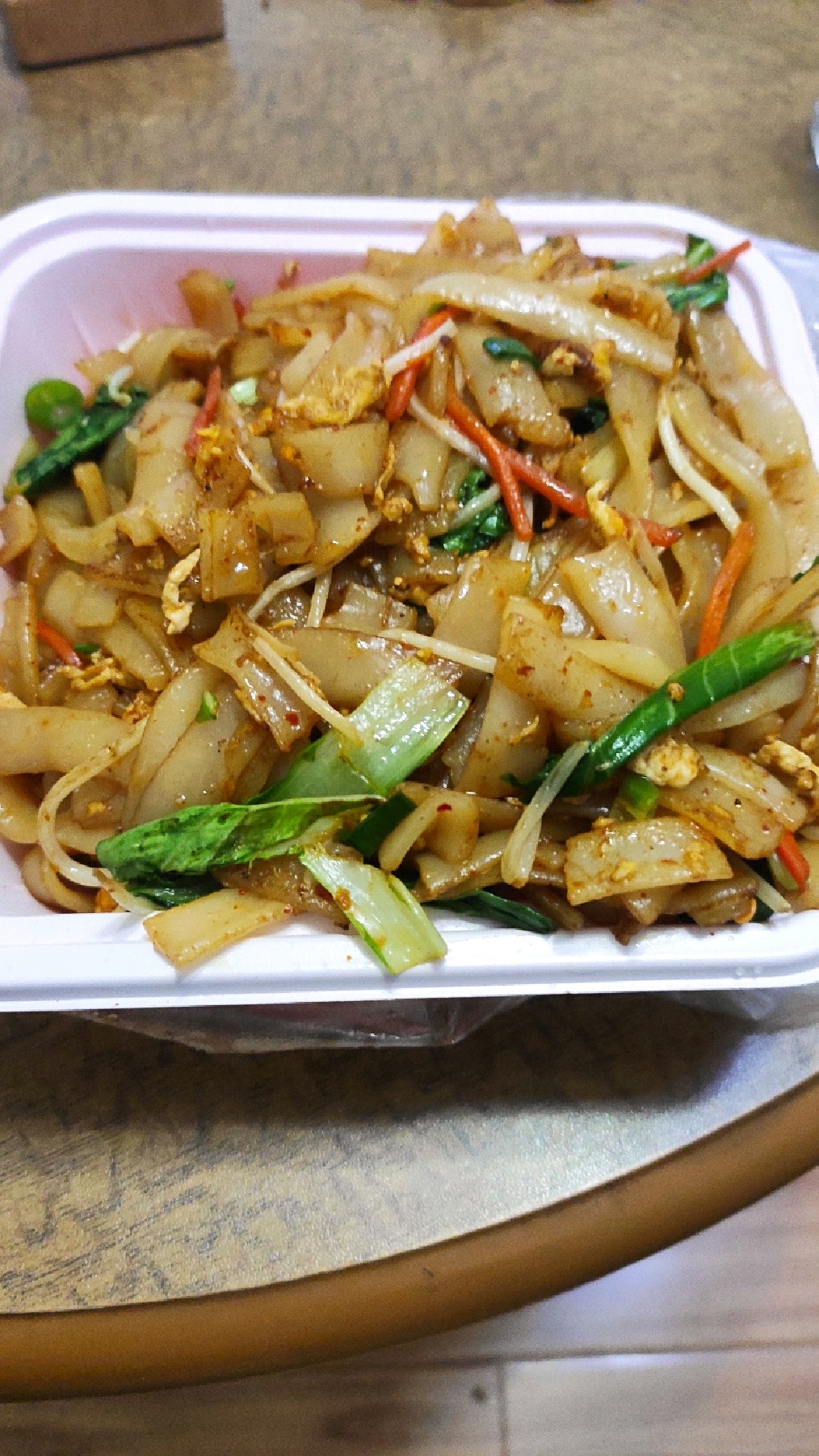 鸡蛋炒河粉配小炸串,美滋滋啊!