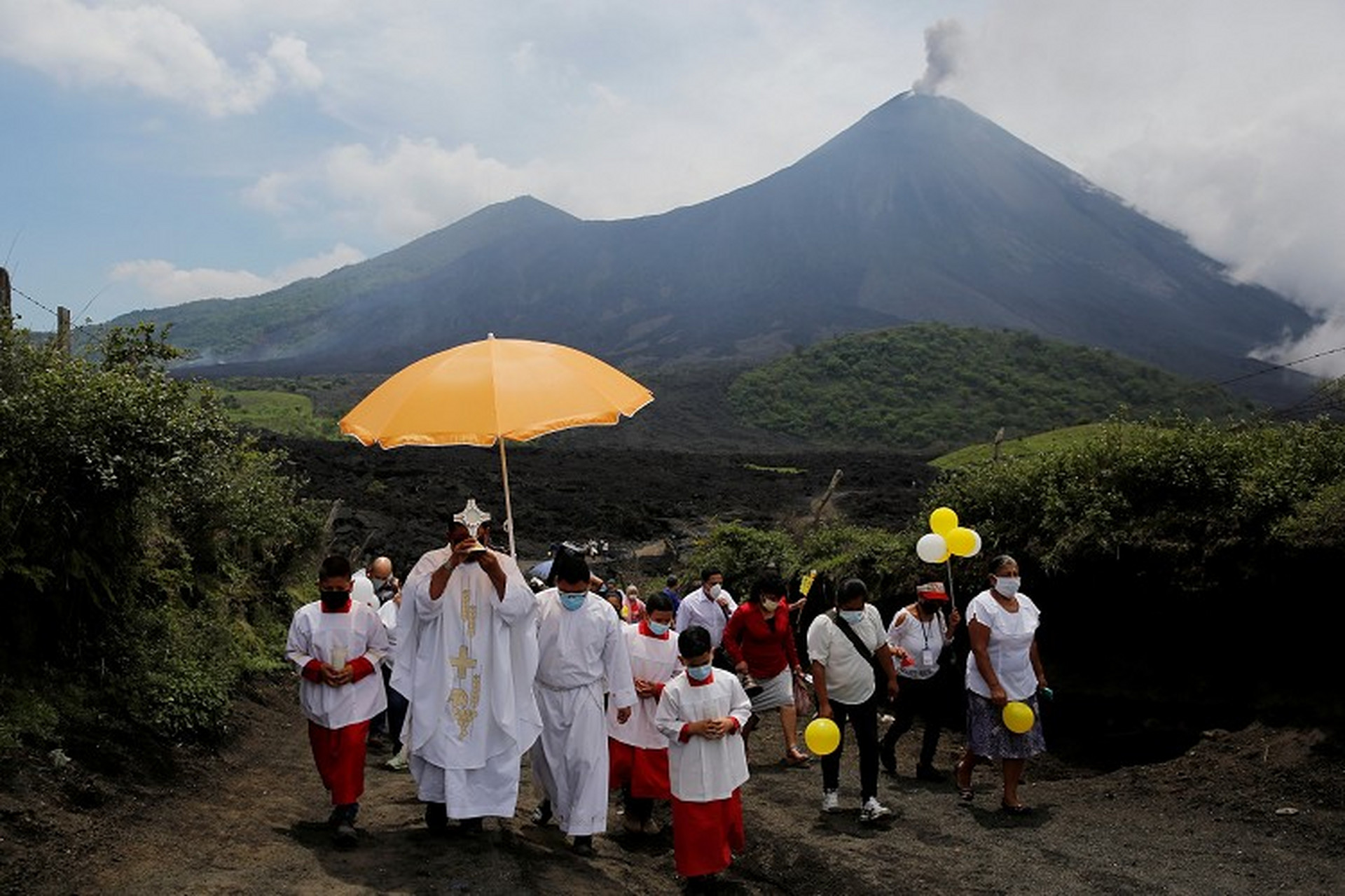 帕卡亚火山活动减弱 当地人举行祈祷仪式庆祝帕卡亚火山(pacaya)结束