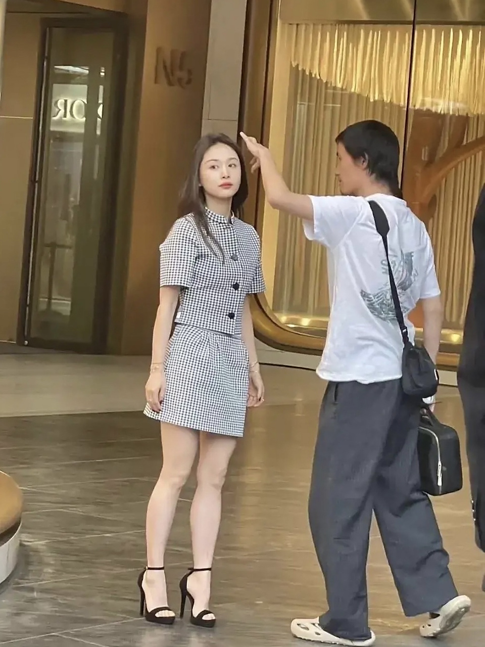 王子文身高155,属于娇小可爱型,穿上黑色高跟鞋也很显腿长.