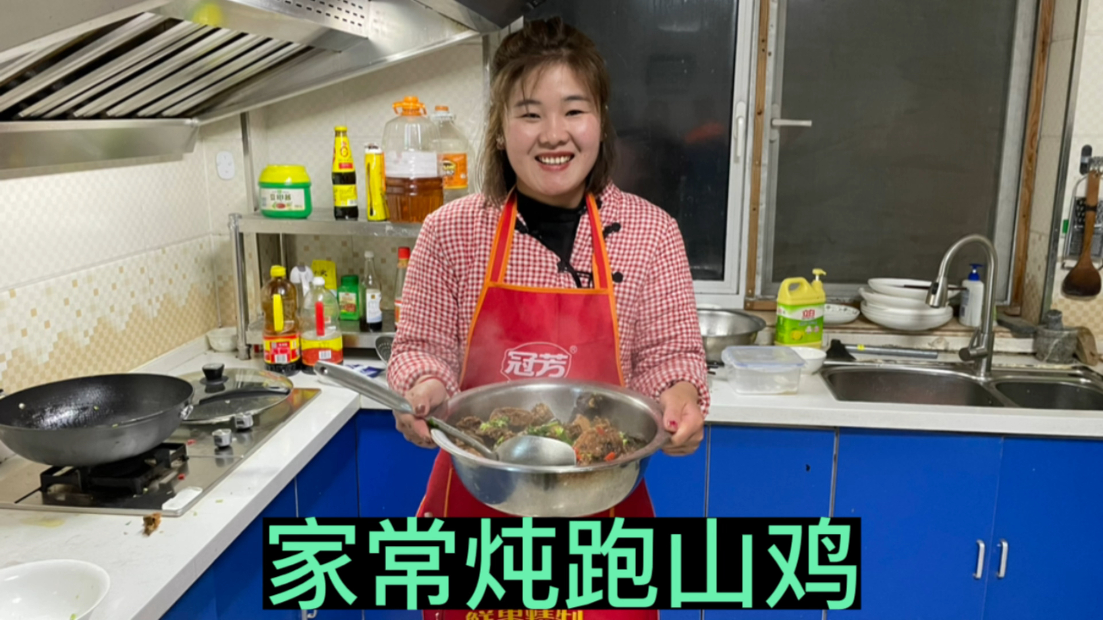 下雪了,小厨娘捉一只真正的家养跑山鸡,改善生活,软烂可口