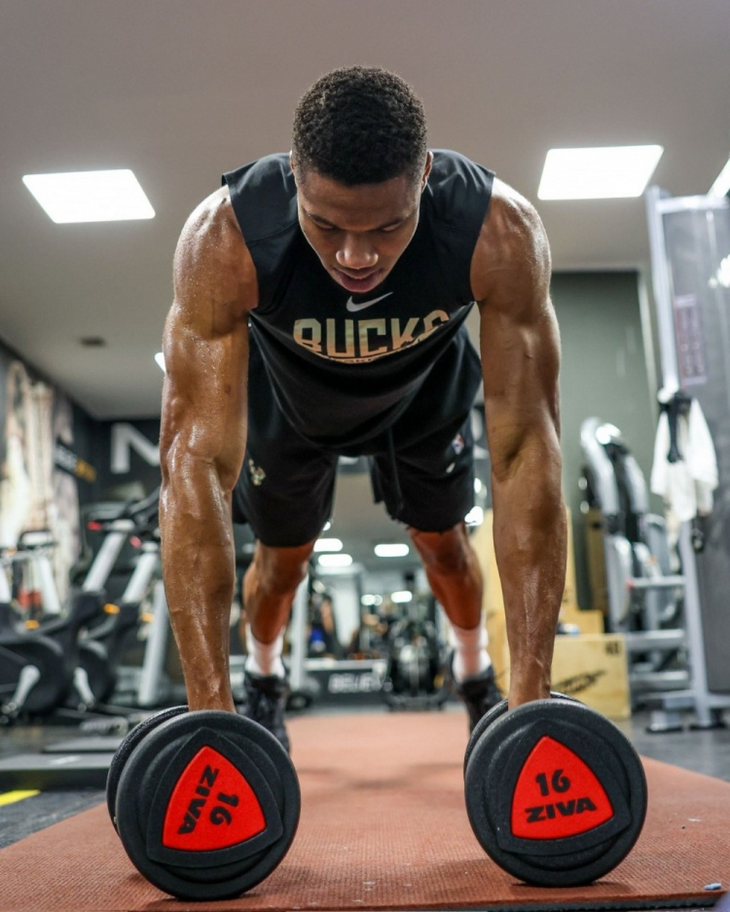 字母哥晒力量训练照片,夏天继续增强  今日雄鹿球星字母哥更推晒出