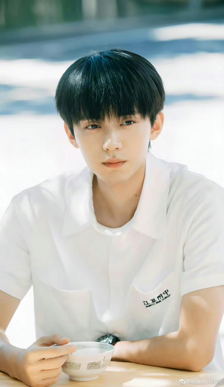 周翊然,好清爽的少年感,我觉得他也可以说得上是现偶的潜力股了,正剧
