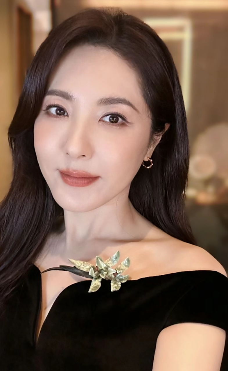 曾黎分享新收获的胸针,别在黑色礼服上面典雅又不失贵气,她现在出席