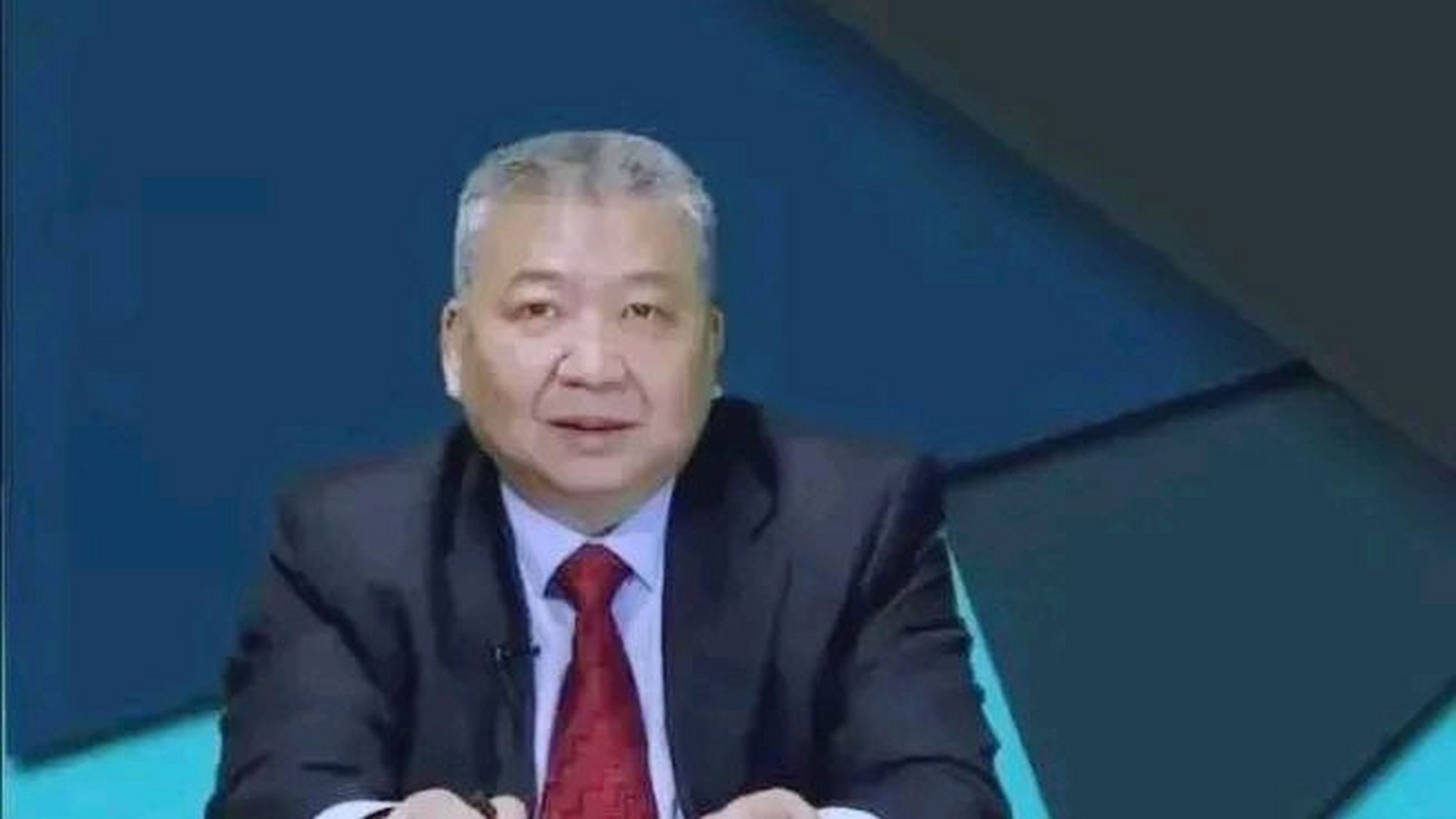 张捷教授表示:"反对养老金年年上涨,体制内的退休金太高,立该降到合理