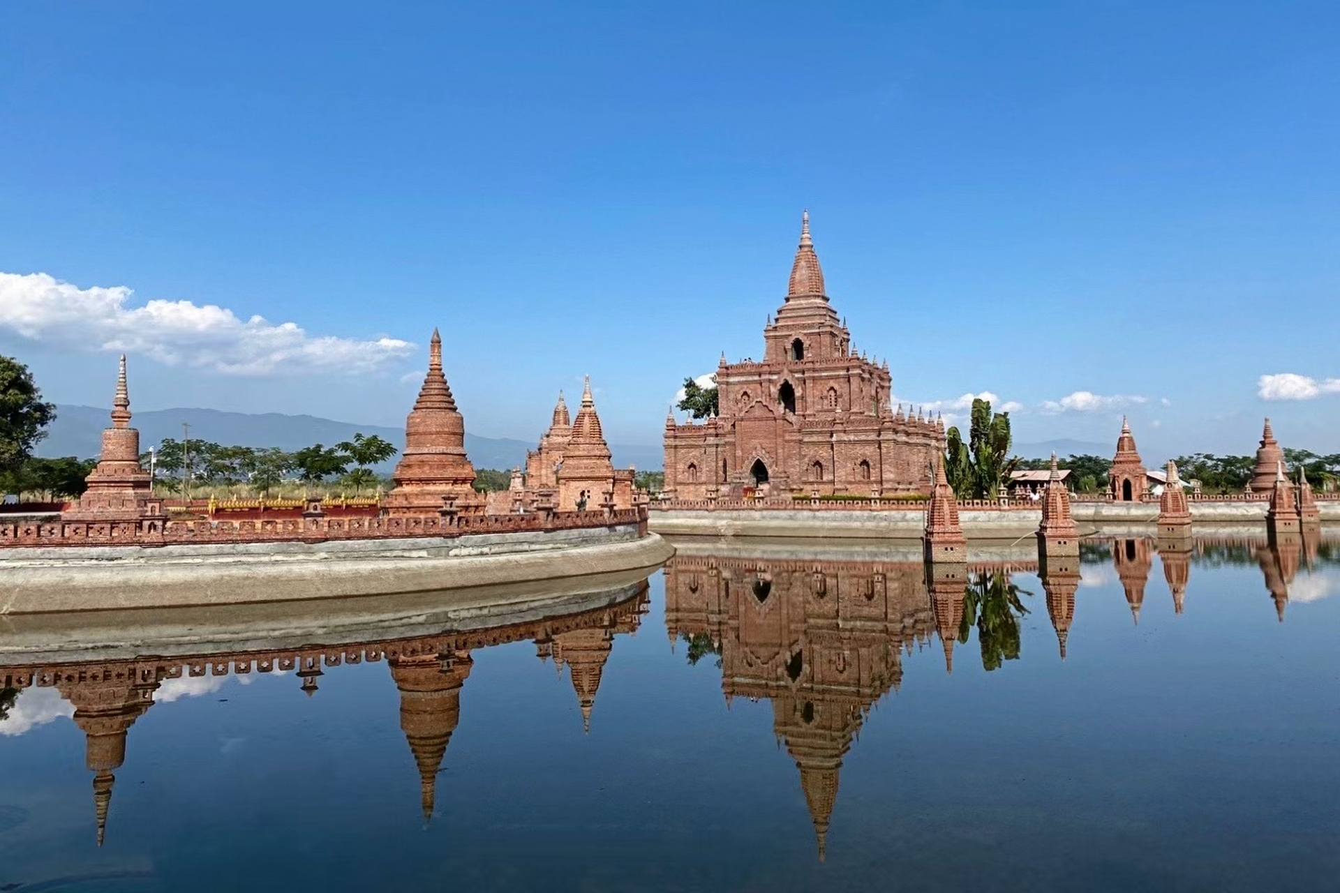 打卡瑞丽口岸,慢慢游览一寨两国景点,落座动卯宴,细细品尝傣家美食