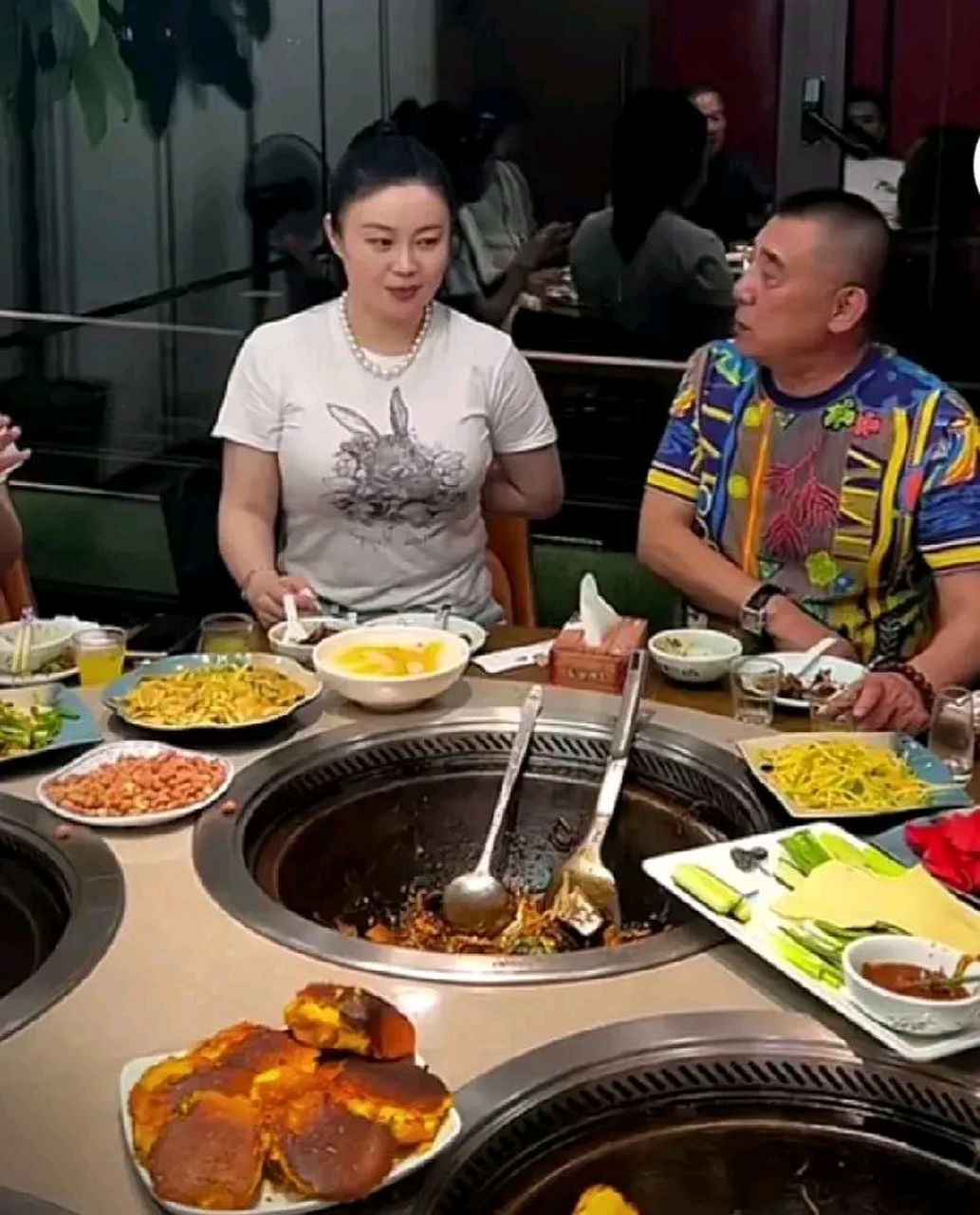 长春二人转的徐凯泉宴请本山传媒的演员,关婷娜坐c位,"谢广坤"之类