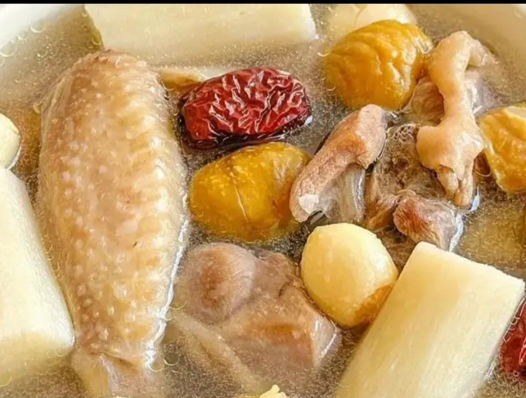 山药板栗炖鸡汤  食材:鸡肉,板栗,山药,红枣,莲子.