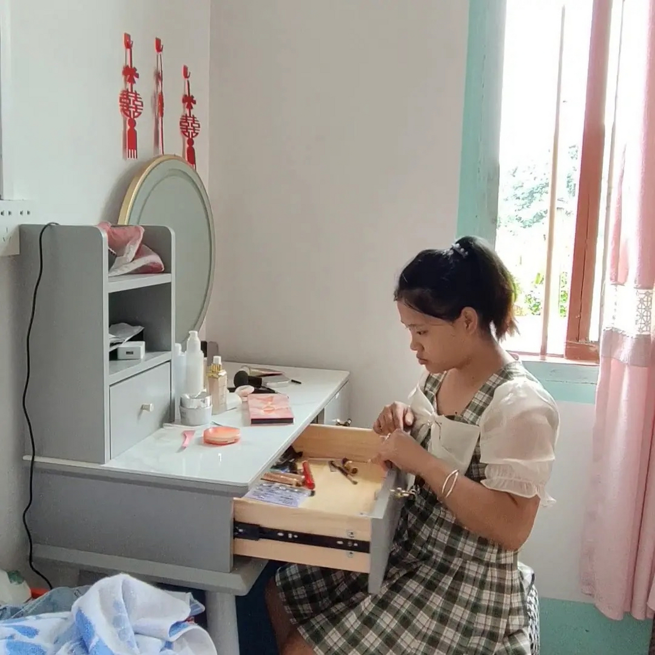 昨天晚上凌晨1点,我弟弟突然给我转了6000块钱,让我去打胎.