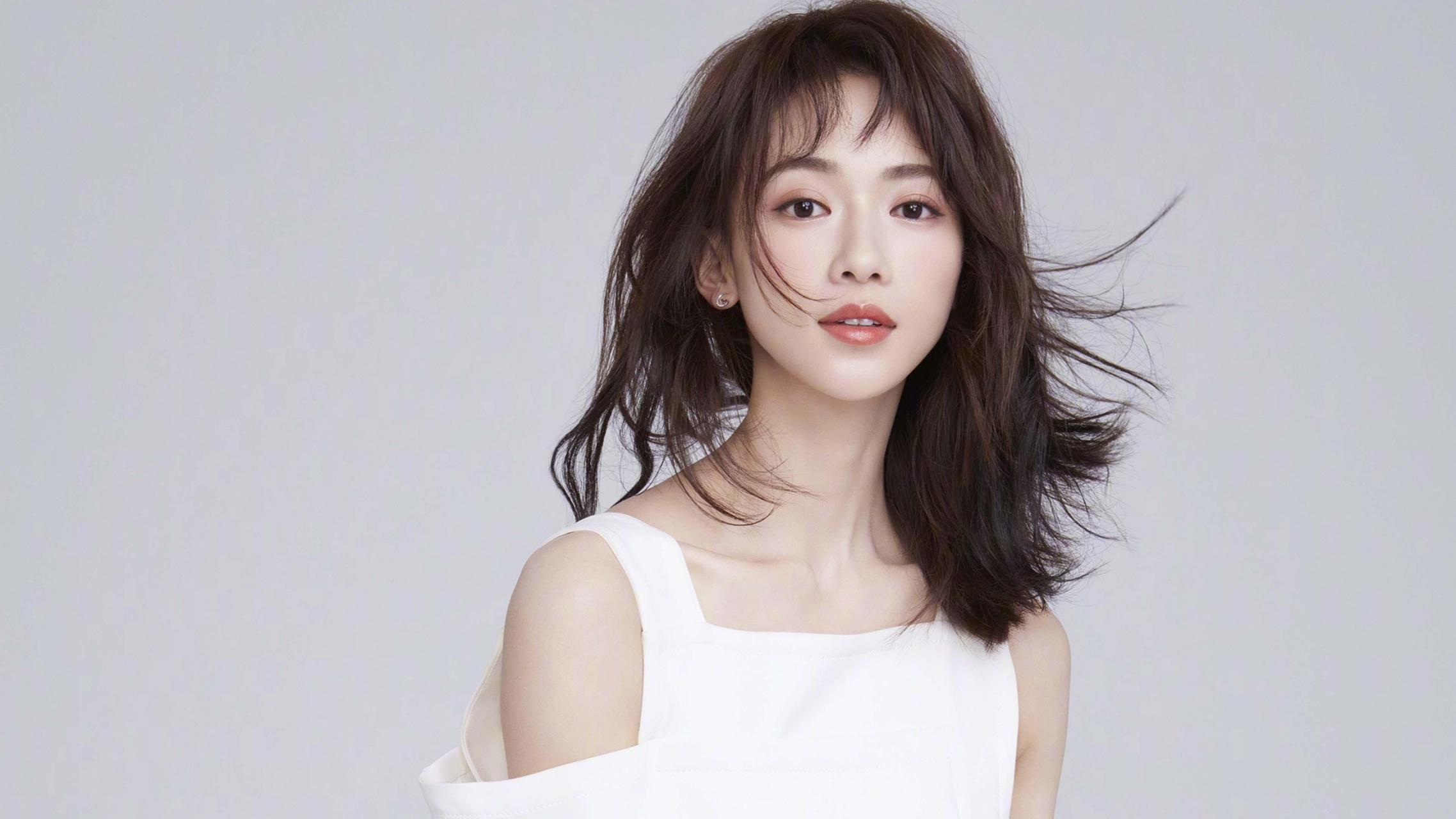 杨紫的内衣,袜子都是一次性的,穿一次就扔,不会洗.  2.