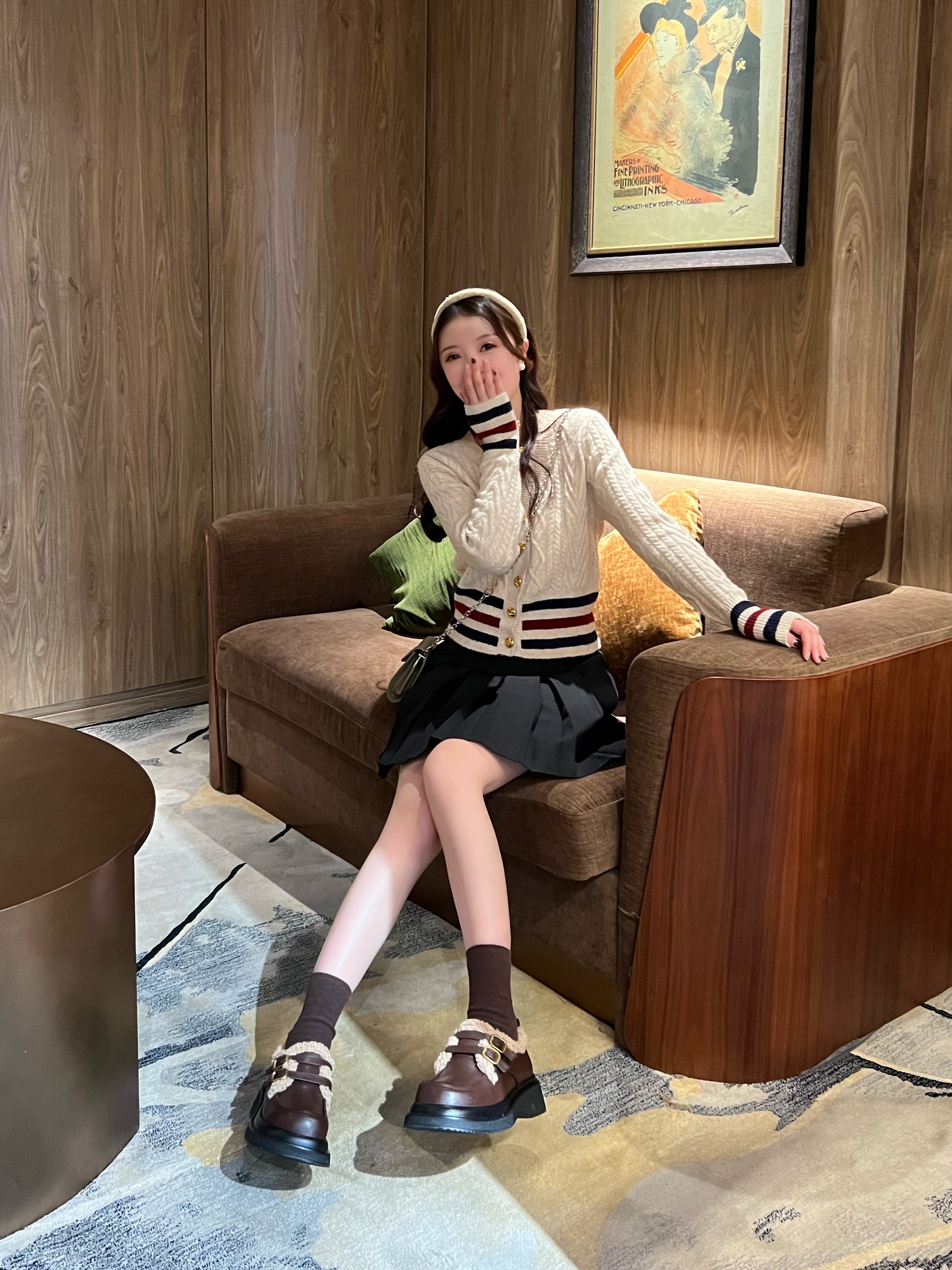 针织衫配百褶裙,get甜心女高穿搭 v领针织衫搭配黑色百褶裙,显高显瘦.