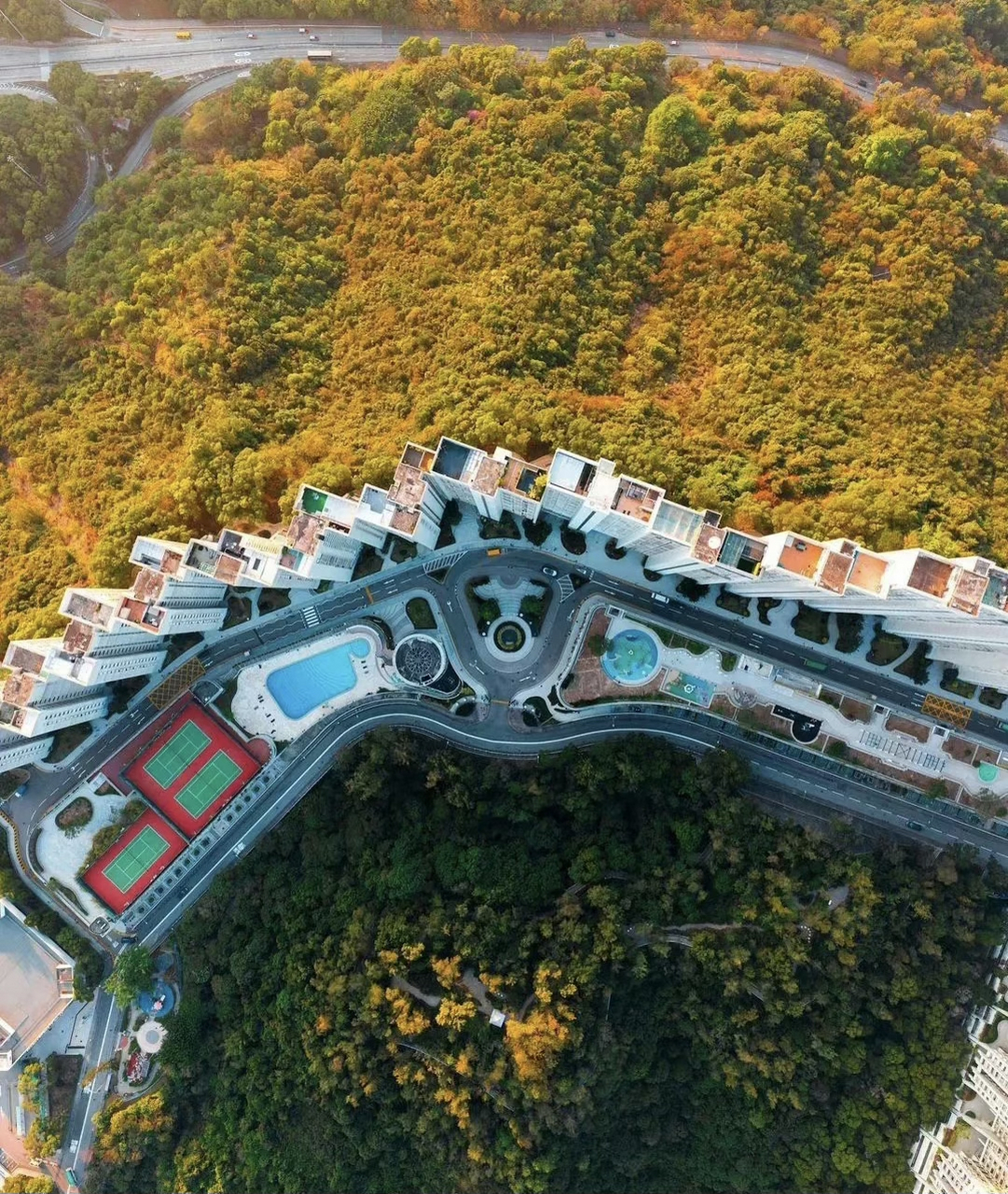 香港山头上的千尺豪宅,看上去还是挺壮观的,生活配套设施齐全.