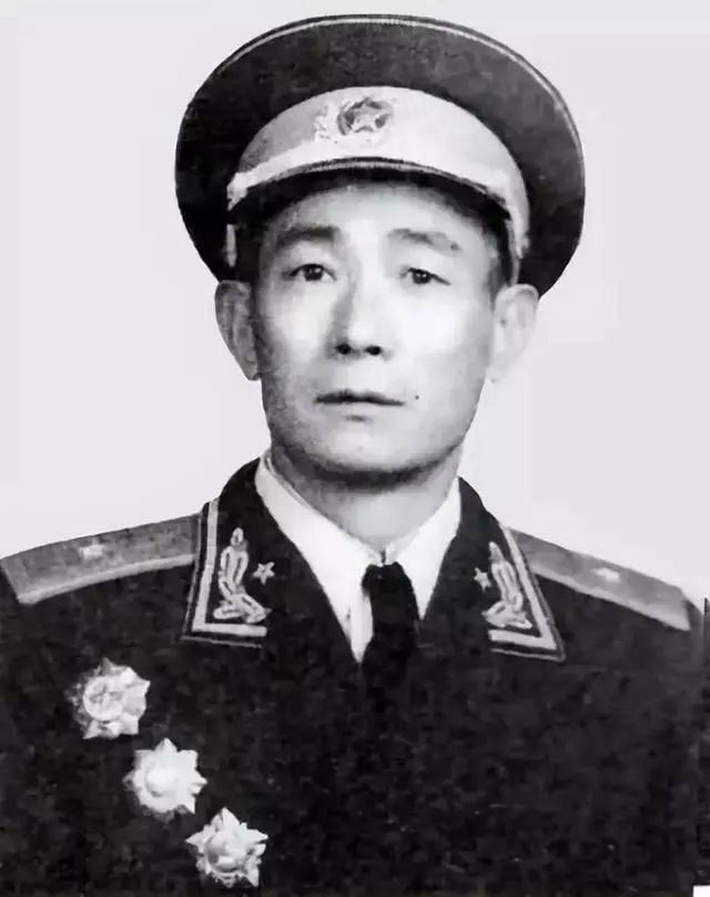 1949年,41师师长查玉升站在一处高地上,对新兴县进行观察.