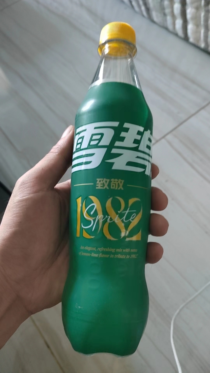 今天太热了,买了一瓶雪碧,没想到还是82年的,这一口下去实在很爽.