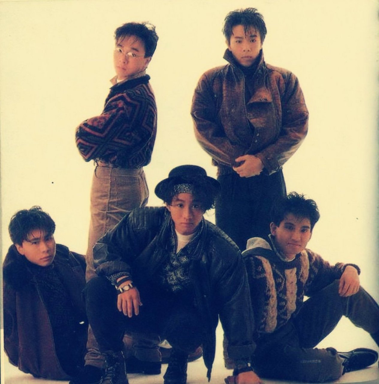 黄家驹和伍佰# 一组beyond乐队五人时期照片,分别是黄家驹,黄贯中