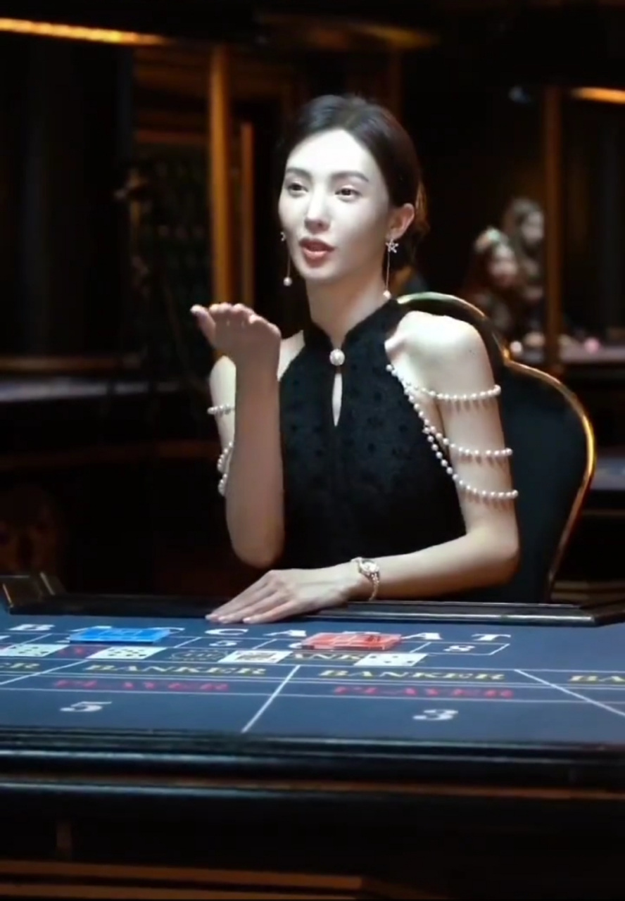 张艺兴和金晨在北京出席了电影《孤注一掷》的首映礼,两人在剧中的