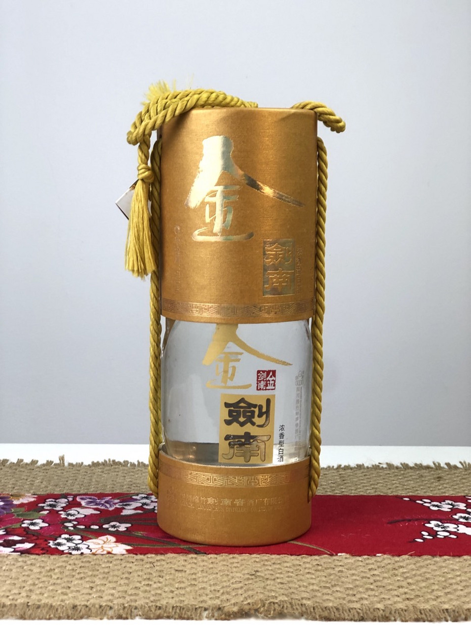 09年圆筒金剑南秒杀新水晶剑 09年圆筒金剑南,52度浓香型,也是已经