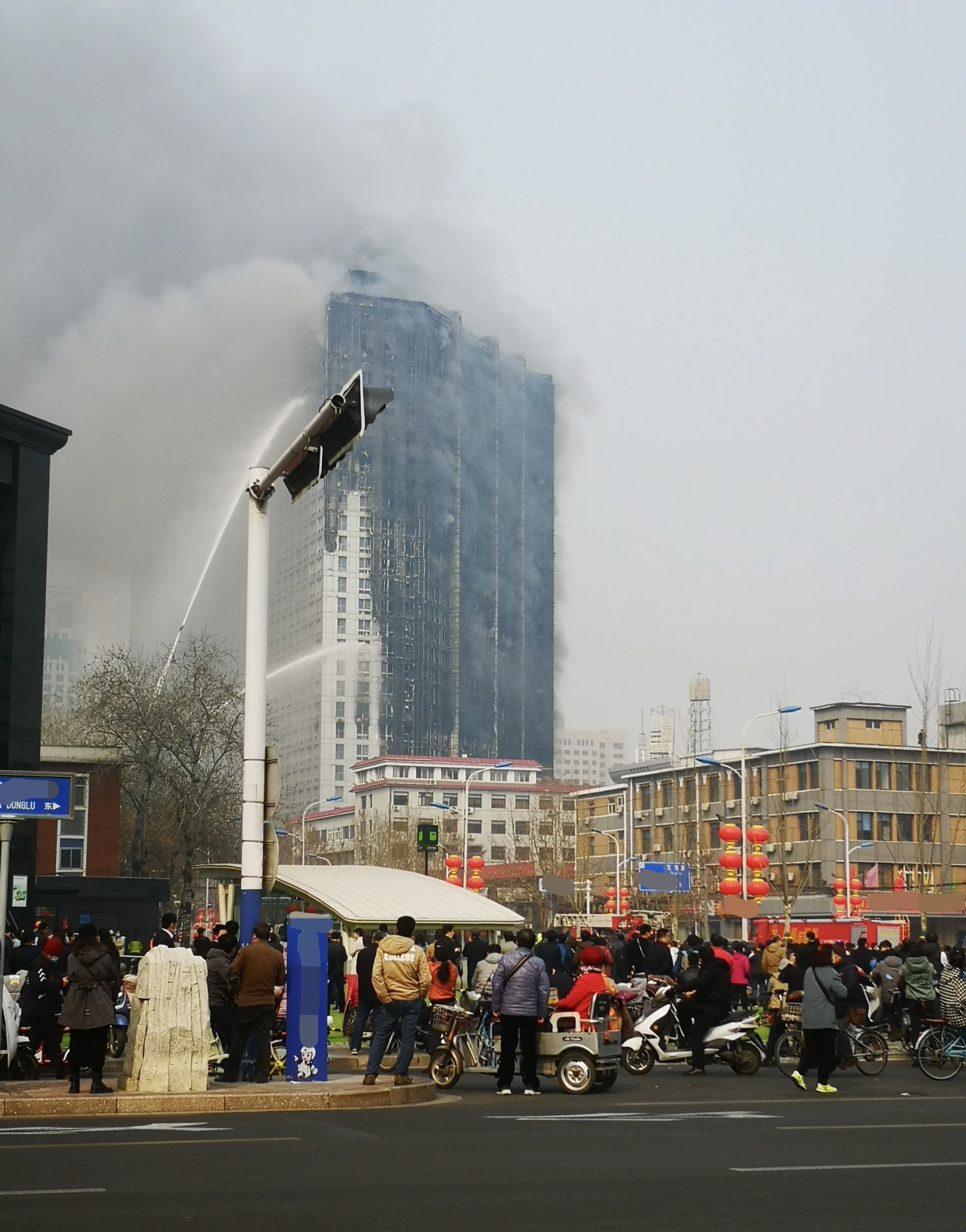 石家庄一大厦着火,浓烟滚滚,暂无人员被困