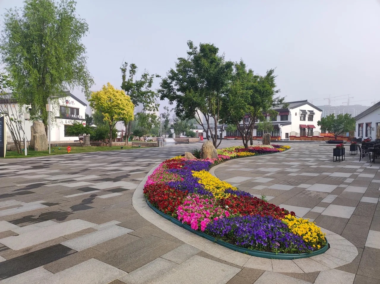 我在一线城市给孩子买了个小两居室,还有一辆代步车